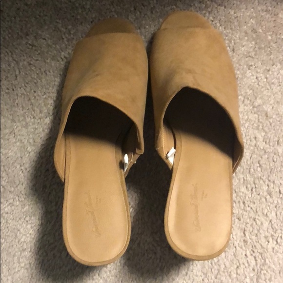 Tan Universal thread high heels - Picture 2 of 2